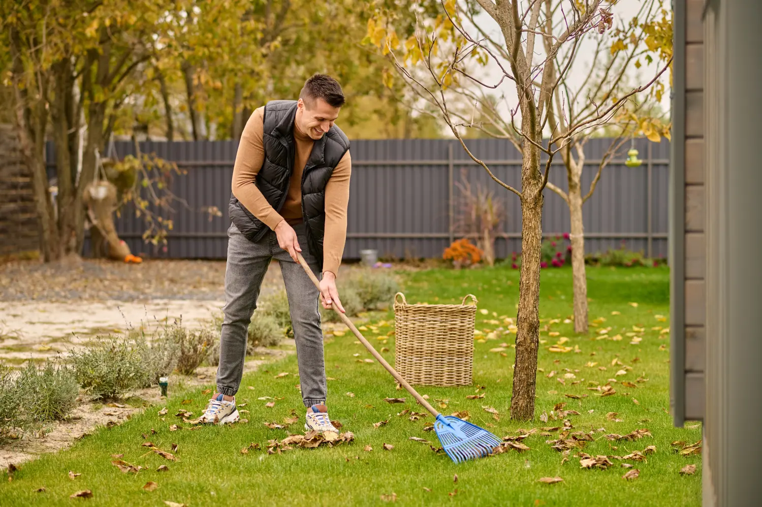 Lamassu Clean - ein Mann räumt das Laub im Garten weg 