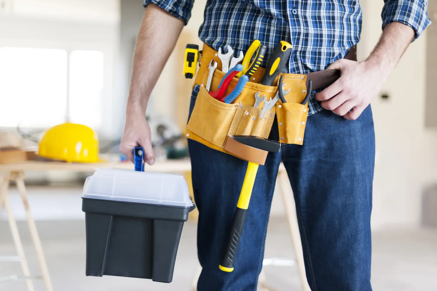 Lamassu Clean - Handwerker mit Werkzeugkiste und Werkzeugsatz
