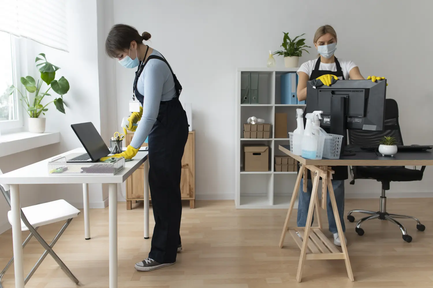 Lamassu Clean - Frauen reinigen das Büro